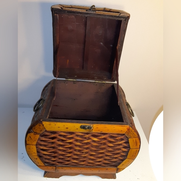 Decorative wooden box, opens for storage - Picture 2 of 4